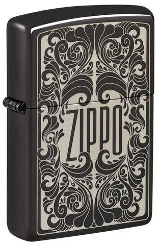 Briquet Zippo ¾ angle vue de côté et fait de métal, avec une illustration en couleur qui montre le nom de Zippo a été gravé au laser dans un motif tourbillonnant et fluide.