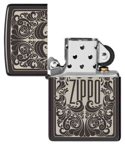 Briquet Zippo vue de face ouvert  et fait de métal, avec une illustration en couleur qui montre le nom de Zippo a été gravé au laser dans un motif tourbillonnant et fluide.