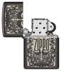 Briquet Zippo vue de face ouvert  et fait de métal, avec une illustration en couleur qui montre le nom de Zippo a été gravé au laser dans un motif tourbillonnant et fluide.