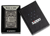Briquet Zippo vue de face dans le coffret cadeau et fait de métal, avec une illustration en couleur qui montre le nom de Zippo a été gravé au laser dans un motif tourbillonnant et fluide. 