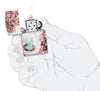 Briquet Zippo 540° vue de face en main stylisée ouvert et allumé fait de métal, avec une illustration en couleur qui montre une palette de couleurs vives et tête de lapin Playboy couleur menthe.