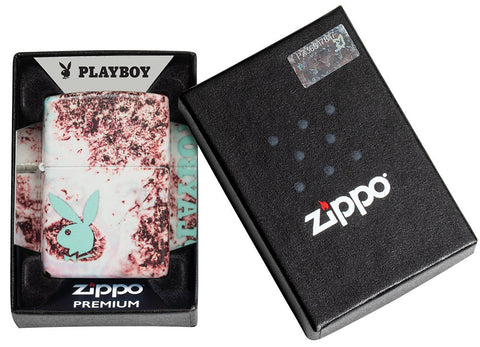 Briquet Zippo 540° vue de face  fait de métal dans le coffret cadeau, avec une illustration en couleur qui montre une palette de couleurs vives et tête de lapin Playboy couleur menthe.