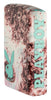 Briquet Zippo  ¾ angle 540° vue de côté ouvert et allumé fait de métal, avec une illustration en couleur qui montre une palette de couleurs vives et tête de lapin Playboy couleur menthe.