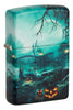 Briquet Zippo ¾ angle 540° vue de face et fait de métal, avec une illustration en couleur qui montre une scène de cimetière brumeuse qui s'étend tout autour du briquet.