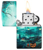 Briquet Zippo 540° vue de face ouvert et allumé et fait de métal, avec une illustration en couleur qui montre une scène de cimetière brumeuse qui s'étend tout autour du briquet.