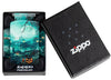 Briquet Zippo 540° vue de face dans le coffret cadeau  et fait de métal, avec une illustration en couleur qui montre une scène de cimetière brumeuse qui s'étend tout autour du briquet.