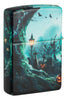 Briquet Zippo ¾ angle 540° vue de l'arrière et fait de métal, avec une illustration en couleur qui montre une scène de cimetière brumeuse qui s'étend tout autour du briquet.