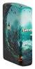 Briquet Zippo ¾ angle 540° vue de côté et fait de métal, avec une illustration en couleur qui montre une scène de cimetière brumeuse qui s'étend tout autour du briquet.