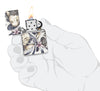 Briquet Zippo 540° vue de face ouvert et allumé en main stylisée  fait de métal, avec une illustration en couleur qui montre une gracieuse paire de poissons koï virevolte autour de toutes les faces de cet briquet