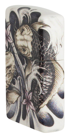 Briquet Zippo ¾ angle 540° vue de côté fait de métal, avec une illustration en couleur qui montre une gracieuse paire de poissons koï virevolte autour de toutes les faces de cet briquet