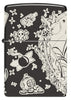 Briquet Zippo 360° vue de face fait de métal, avec une illustration en couleur qui montre une multitude de motifs nautiques avec un voilier ainsi qu'une carte au trésor et des pièces d'or