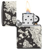 Briquet Zippo 360° vue de face ouvert et allumé  fait de métal, avec une illustration en couleur qui montre une multitude de motifs nautiques avec un voilier ainsi qu'une carte au trésor et des pièces d'or