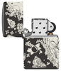 Briquet Zippo 360° vue de face ouvert fait de métal, avec une illustration en couleur qui montre une multitude de motifs nautiques avec un voilier ainsi qu'une carte au trésor et des pièces d'or