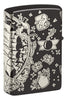 Briquet Zippo ¾ angle 360° vue de l'arrière fait de métal, avec une illustration en couleur qui montre une multitude de motifs nautiques avec un voilier ainsi qu'une carte au trésor et des pièces d'or