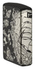 Briquet Zippo ¾ angle 360° vue de côté fait de métal, avec une illustration en couleur qui montre une multitude de motifs nautiques avec un voilier ainsi qu'une carte au trésor et des pièces d'or