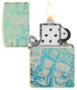 Briquet Zippo 360° vue de face ouvert et allumé  fait de métal, avec une illustration en couleur qui montre le style tatouage avec des squelettes de clowns des dés de chance ainsi que des roses