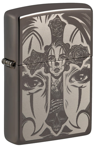 Briquet Zippo ¾ angle vue de face fait de métal, avec une illustration en couleur qui montre un motif de tête de mort et de croix tout droit