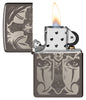Briquet Zippo vue de face ouvert et allumé  fait de métal, avec une illustration en couleur qui montre un motif de tête de mort et de croix tout droit