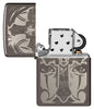 Briquet Zippo vue de face ouvert fait de métal, avec une illustration en couleur qui montre un motif de tête de mort et de croix tout droit