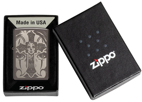 Briquet Zippo vue de face dans le coffret cadeau  fait de métal, avec une illustration en couleur qui montre un motif de tête de mort et de croix tout droit