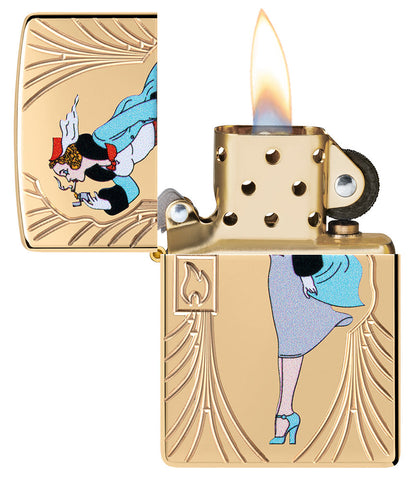 Briquet Zippo vue de face ouvert et allumé en couleur dorée et fait de métal, avec une illustration gravée en couleur qui montre Windy, notre modèle publicitaire préféré pour célébrer les 85 ans de Zippo