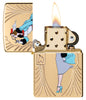 Briquet Zippo vue de face ouvert et allumé en couleur dorée et fait de métal, avec une illustration gravée en couleur qui montre Windy, notre modèle publicitaire préféré pour célébrer les 85 ans de Zippo