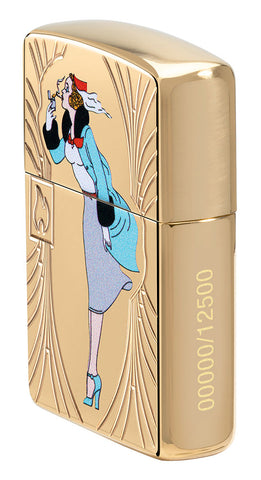 Briquet Zippo ¾ angle vue de côté en couleur dorée et fait de métal, avec une illustration gravée en couleur qui montre Windy, notre modèle publicitaire préféré pour célébrer les 85 ans de Zippo