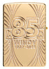 Briquet Zippo vue de l'arrière en couleur dorée et fait de métal, avec une illustration gravée en couleur qui montre Windy, notre modèle publicitaire préféré pour célébrer les 85 ans de Zippo