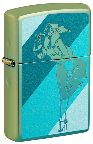 Briquet Zippo ¾ angle vue de face vert chatoyant et fait de métal, avec une illustration en couleur et gravure qui montre Windy, notre modèle publicitaire préféré