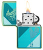 Briquet Zippo vue de face vert chatoyant ouvert et allumé et fait de métal, avec une illustration en couleur et gravure qui montre Windy, notre modèle publicitaire préféré