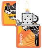 Briquet Zippo vue de face couleur orangée ouvert et allumé et fait de métal, avec une illustration en couleur qui montre Windy, notre modèle publicitaire préféré