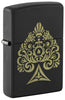 Briquet Zippo ¾ angle vue de côté et fait de métal, avec une illustration en couleur qui montre  un motif en forme de pique, somptueusement gravé au laser