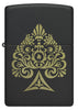 Briquet Zippo  vue de face et fait de métal, avec une illustration en couleur qui montre un motif en forme de pique, somptueusement gravé au laser