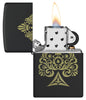 Briquet Zippo vue de face  ouvert et allumé  et fait de métal, avec une illustration en couleur qui montre un motif en forme de pique, somptueusement gravé au laser