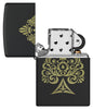 Briquet Zippo vue de face ouvert et fait de métal, avec une illustration en couleur qui montre un motif en forme de pique, somptueusement gravé au laser