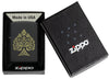Briquet Zippo vue de face dans le coffret cadeau et fait de métal, avec une illustration en couleur qui montre un motif en forme de pique, somptueusement gravé au laser