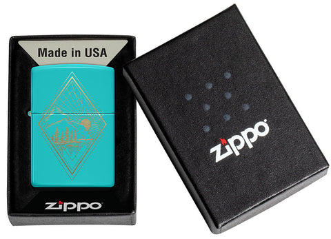 Briquet Flat Zippo vue de face Turquoise dans le coffret cadeau et fait de métal, avec une illustration en couleur qui montre un motif bohémien outdoor gravé au laser.