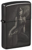 Briquet Zippo ¾ angle vue de côté High Polish Black  et fait de métal, avec une illustration en couleur qui montre  une version horrifique de l'art des pinups