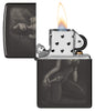 Briquet Zippo vue de face ouvert et allumé High Polish Black et fait de métal, avec une illustration en couleur qui montre une version horrifique de l'art des pinups