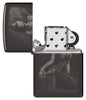 Briquet Zippo vue de face ouvert  High Polish Black et fait de métal, avec une illustration en couleur qui montre une version horrifique de l'art des pinups