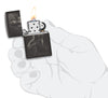 Briquet Zippo vue de face en main stylisée ouvert et allumé High Polish Black et fait de métal, avec une illustration en couleur qui montre une version horrifique de l'art des pinups