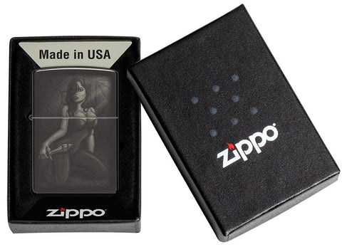 Briquet Zippo vue de face dans le coffret cadeau  High Polish Black et fait de métal, avec une illustration en couleur qui montre une version horrifique de l'art des pinups