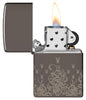 Briquet Zippo 540° vue de face ouvert et allumé   fait de métal, avec une illustration en couleur qui montre des têtes de lapin Playboy et tourbillons.
