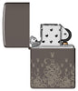 Briquet Zippo 540° vue de face ouvert fait de métal, avec une illustration en couleur qui montre des têtes de lapin Playboy et tourbillons.