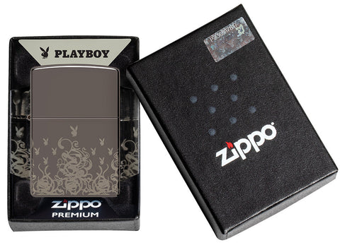Briquet Zippo 540° vue de face dans le coffret cadeau  fait de métal, avec une illustration en couleur qui montre des têtes de lapin Playboy et tourbillons.