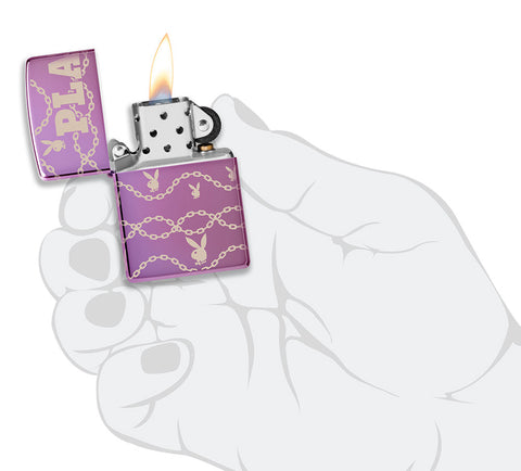 Briquet Zippo 360° vue de face ouvert et allumé en main stylisée en couleur violet et fait de métal, avec une illustration en couleur qui montre le logo emblématiques de Playboy Rabbit Head