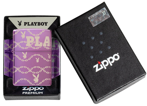 Briquet Zippo 360° vue de face en couleur violet dans le coffret cadeau et fait de métal, avec une illustration en couleur qui montre le logo emblématiques de Playboy Rabbit Head