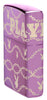 Briquet Zippo ¾ angle 360° vue de côté en couleur violet et fait de métal, avec une illustration en couleur qui montre le logo emblématiques de Playboy Rabbit Head