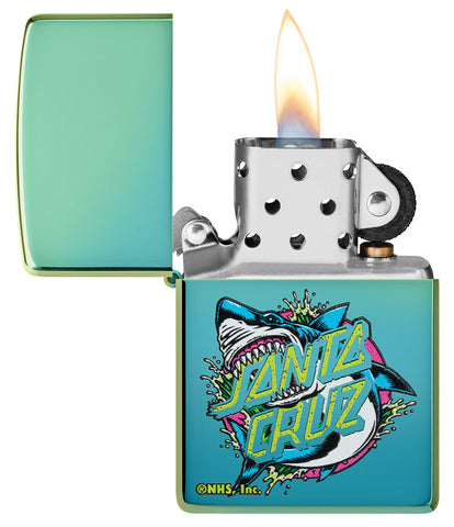 Briquet Zippo vue de face  ouvert et allumé fait de métal, avec une illustration en couleur qui montre le design classique Shark Dot de Santa Cruz Skateboards.