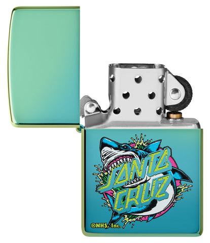 Briquet Zippo vue de face ouvert fait de métal, avec une illustration en couleur qui montre le design classique Shark Dot de Santa Cruz Skateboards.